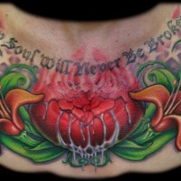 Natürliche farbige schöne Blumen Tattoo an der Brust mit Schriftzug