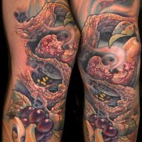 Natürlich farbiges Bein Tattoo mit  verschiedenen beschädigten Früchten