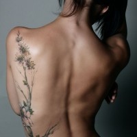 Natürliche farbige sehr detaillierte große Blumen Tattoo auf der Schulter und Oberschenkel