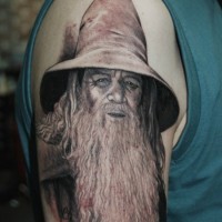 Tatuaje en el brazo, retrato de mago Gandalf