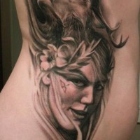 Natürlich aussehendes schwarzes und weißes 3D Portrait der wilden Frau Tattoo an der Seite mit Elch
