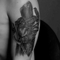 Tatuaje en el hombro, guerrero imponente misterioso con cuervo