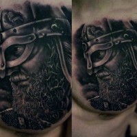 Natürlich aussehendes schwarzes und weißes detailliertes Brust Tattoo mit Porträt des antiken Kriegers
