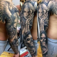 Tatuaje negro blanco en el brazo completo y hombro, mujer ángel preciosa y cráneo humano