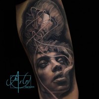 Tatuaje en el antebrazo,
mujer atractiva con humo y medusa
