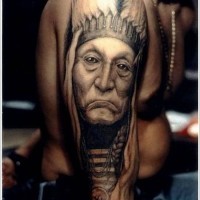 Natürlich aussehendes schwarzes und weißes altes indianisches Porträt Tattoo an Schulterzone