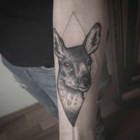 Natürlich aussehendes schwarzes 3D Unterarm Tattoo mit Porträt des Hirsches