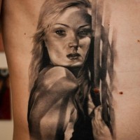 Tatuaje de mujer carismática  severa en el costado