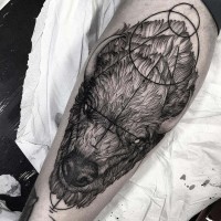 Tatuaje  de cabeza de bisonte   en la pierna
