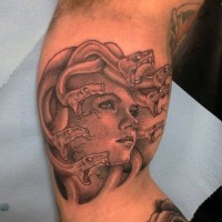 Tatuaje en el brazo,
Medusa  Gorgona con serpientes peligrosas
