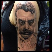 Natürlich aussehendes schwarzes detailliertes Mann Porträt Tattoo an der Schulter