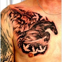 Tatuaje en el pecho, caballo majestuoso en un salto y montón de hojas