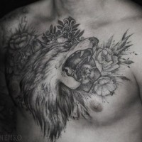 Natürlich aussehender schwarzer Wolf Tattoo auf der Brust mit Blumen