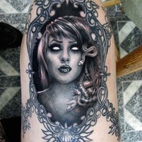 Tatuaje en el muslo,  retrato de Medusa Gorgona demoniaca en el marco elegante