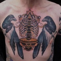 Tatuaje en el pecho, jaula de huesos humanos y dos aves lindas