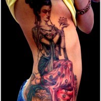 Natürlich aussehendes farbiges schönes Seite Tattoo mit Geisha im schönen Kleid