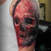 Tatuaje en el brazo, cráneo aterrador grande