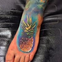 Natürlich aussehende farbige detaillierte kleine Ananas Tattoo am Fuß
