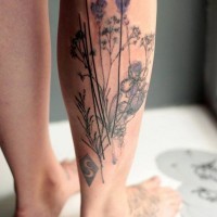 Natural looking colored flowers big tattoo on leg