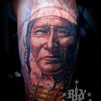 Natürlich aussehendes farbiges Porträt des alten Indianers Tattoo am Bein