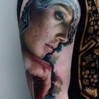 Natürlich aussehend farbiger Schulter Tattoo des verflucten weiblichen Porträts