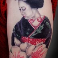 Natural looking colorful geisha tattoo on shoulder combined with big flowers