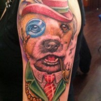 Natürlich aussehender bunter rauchender Gentleman Hund Tattoo am Oberarm