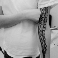 realisticodettagliato bianco e nero tentacolo di polipo tatuaggio avambraccio