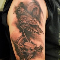 Natürlich aussehende detaillierte Krähe Tattoo an der Schulter mit Fantasiedrachen