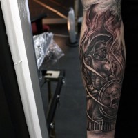 Tatuaje en el antebrazo, guerrero antiguo imponente con escudo