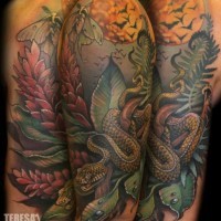 Natürlich aussehende detaillierte Schlange im Wald Tattoo an der Schulter mit Fledermäusen und Nachtschmetterling