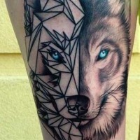 Tatuaje en la pierna,
mitad cara de lobo realista mitad geométrica