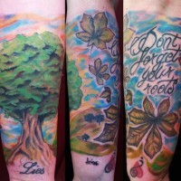 Natürlich aussehendes hausgemachtes farbiges Baum Tattoo am Unterarm mit Schriftzug