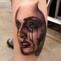 Tatuaje en la pierna,
mujer aterradora con lagrimas negras