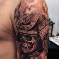 Natürlich aussehender wie echtes Foto farbiger Helm des Samurais mit Schädel Tattoo am Oberarm
