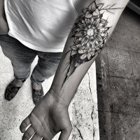 Natürlich aussehende Tattoo-Skizze gemalt von Inez Janiak Blumen Tattoo am Unterarm