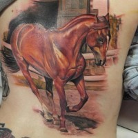 Natürlich aussehendes sehr detailliertes Rücken Tattoo mit laufendem Pferd