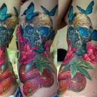 Natürlich aussehender sehr detaillierter bunter Schädel Tattoo an der Seite mit Schmetterling und Schlange