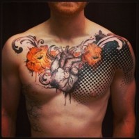 Tatuaje en el pecho, 
corazón humano con flores y ornamento