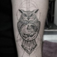 Natürlich aussehende sehr detaillierte kleine Eule mit Planeten Tattoo am Arm