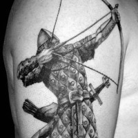 Natürlich aussehender sehr detaillierter mittelalterlicher Bogenschütze Tattoo am Oberarm