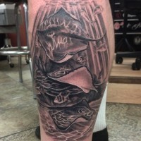Natürlich aussehende sehr detaillierte Rochen Tattoo am Bein mit verschiedenen schönen Fischen