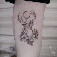 Natural pintada por Zihwa tatuagem de braço de tinta preta de veado com flores
