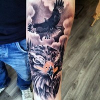 Natürliche gemaltes einzeln detaillliertes und farbiges Unterarm Tattoo mit fliegendem Adler