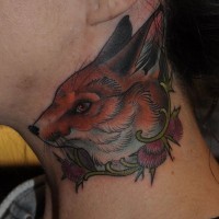 Tatuaje en el cuello, zorro bonito pequeño de estilo viejo