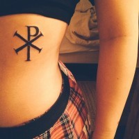 Tatuaje en el costado, símbolo Chi Rho sencillo, tinta negra