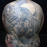 Neo japanischer Stil schwarzes Tattoo am ganzen Rücken von Tiger im Wald