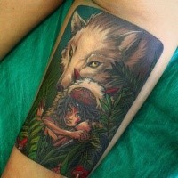 Neo traditionelles farbiges Oberschenkel Tattoo von der wilden Frau mit großem weißem Wolf