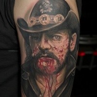 Neo traditionelles farbiges sehr detailliertes Schulter Tattoo mit Monster Zombie Cowboys Porträt