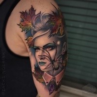 Neo traditionelles mehrfarbiges Schulter Tattoo der Frau mit Spinne und Blättern